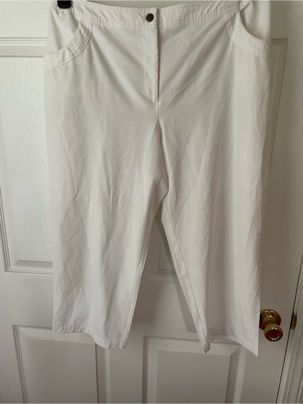 Zenergy by Chico’s Size 2 (L / 12) White Stretch Capri Crop Pants Pockets 🤍